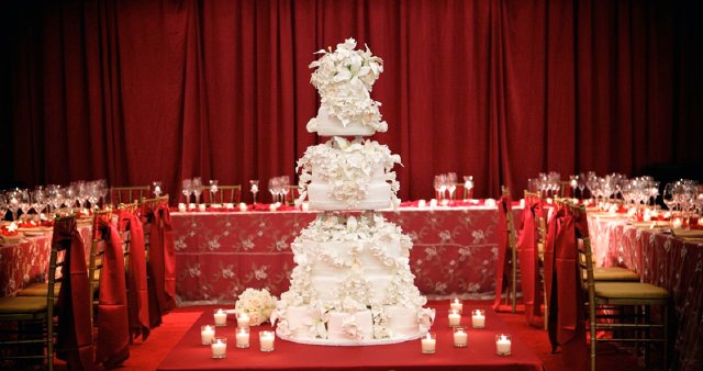 nashville wedding, signature cakes by vicki, red backdrop, classic cake